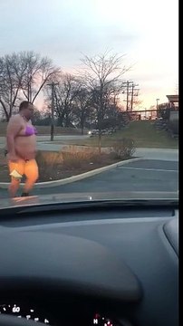 Bikinili sokakları gezen adam