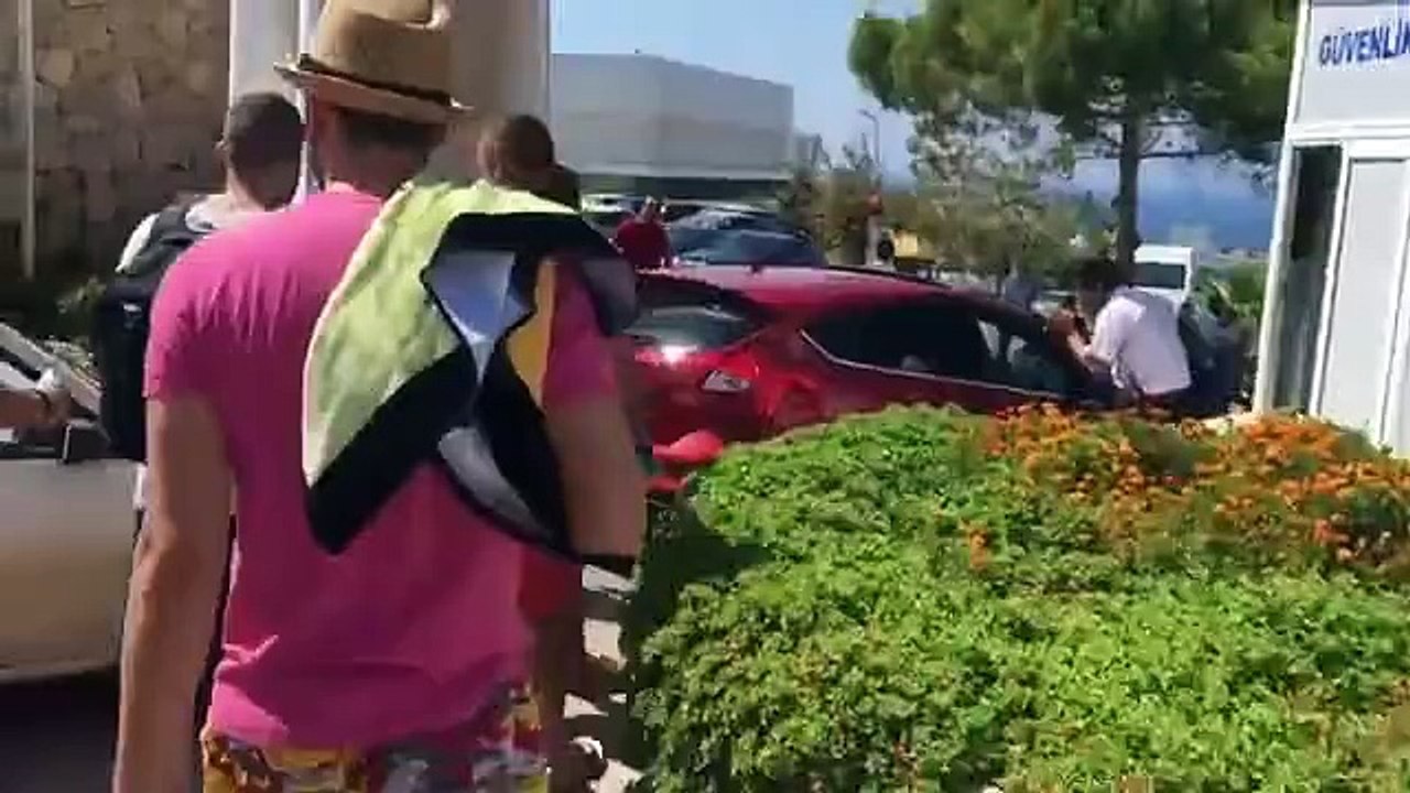 Ücretli plaja anayasayı gösterip bedavaya girdiler
