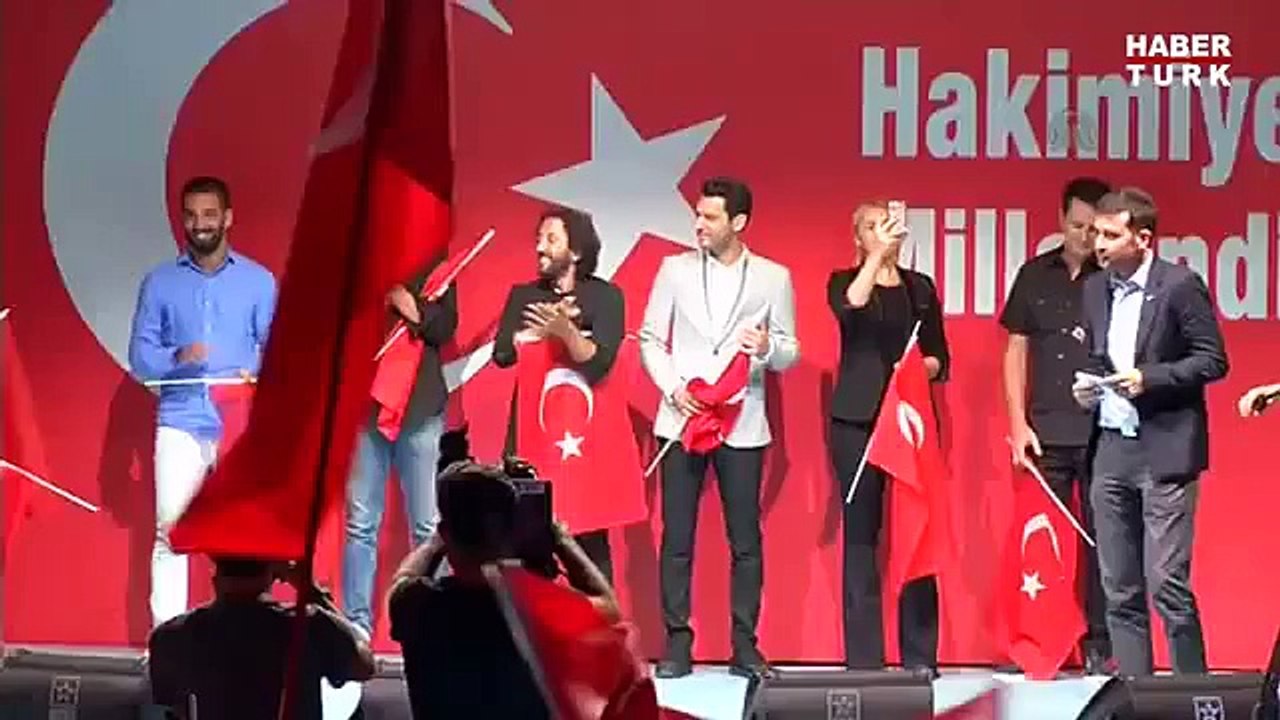 Ünlüler demokrasi mitingi için Erdoğan'ın evinin önünde bir araya geldi