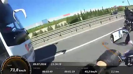 Metro Turizm şoförü direksiyonu seyir halinde motosiklet sürücüsünün üzerine kırdı!
