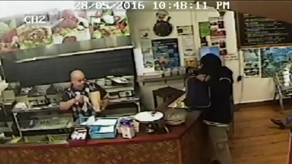 Soyguncunun doğrulttuğu silaha aldırmayıp işine devam etti!