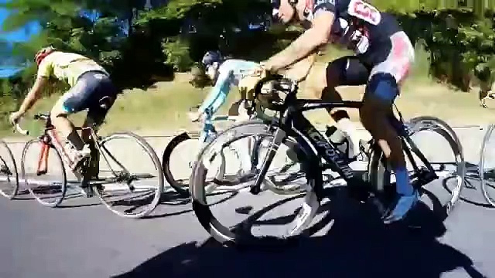 Bisiklette süperman taktiği; pedal çevirmeden rakiplerini geçti! -  Dailymotion Video