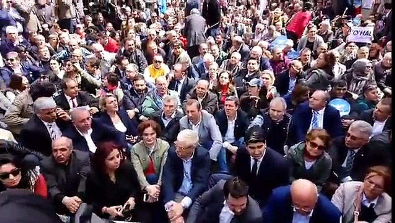 Taksim Meydanında CHP'liler oturma eylemi yaptı...