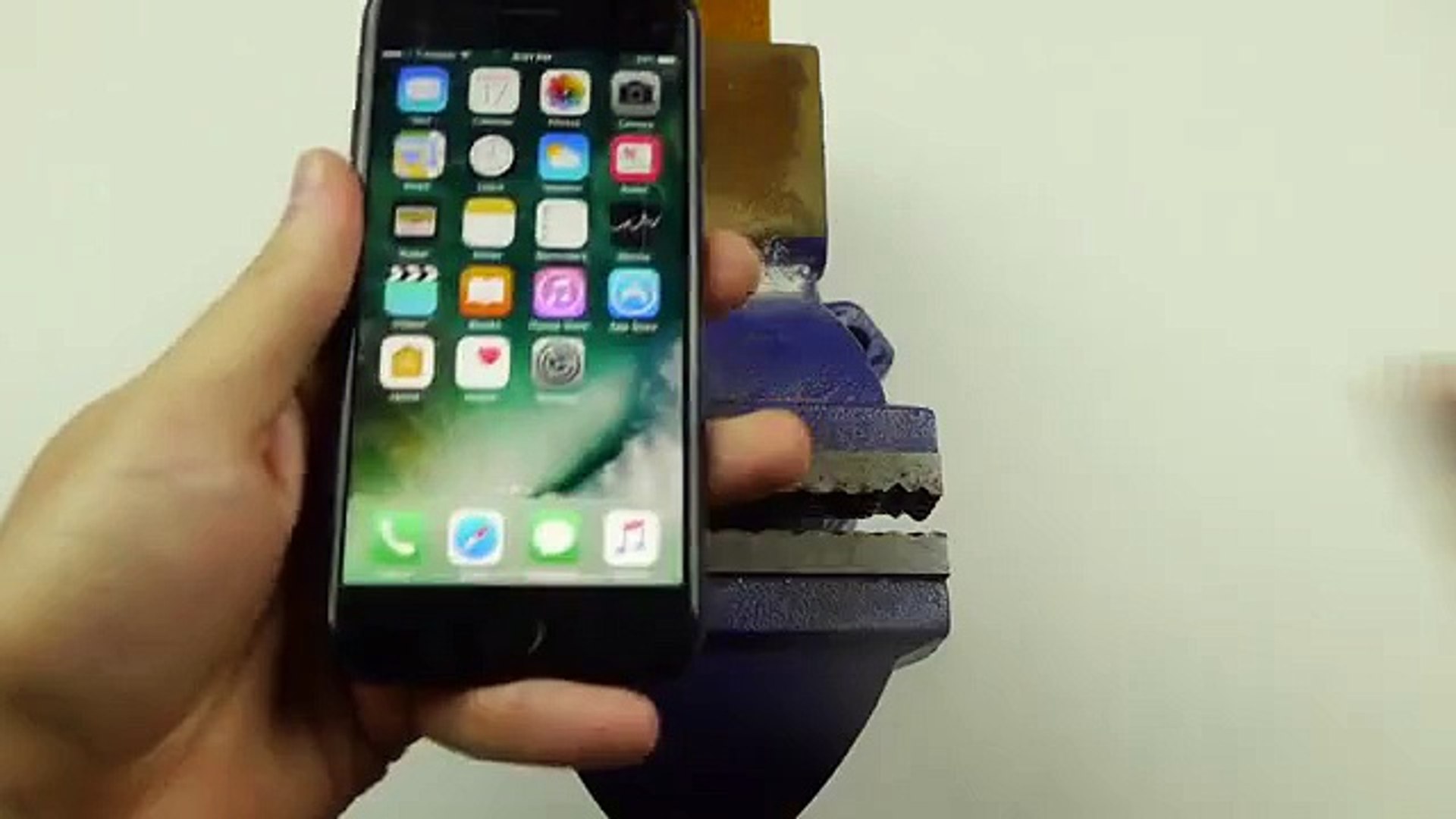 iPhone 7'de gizli kulaklık girişi! - Dailymotion Video