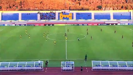 Kadın futbolcu santradan gol attı
