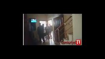 Polis, Özgür Radyo binasına kapıyı koçbaşıyla kırarak girdi!