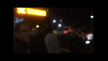 Durakta bir buçuk saat bekleyen yolcular, metrobüs yolunu kapattı!