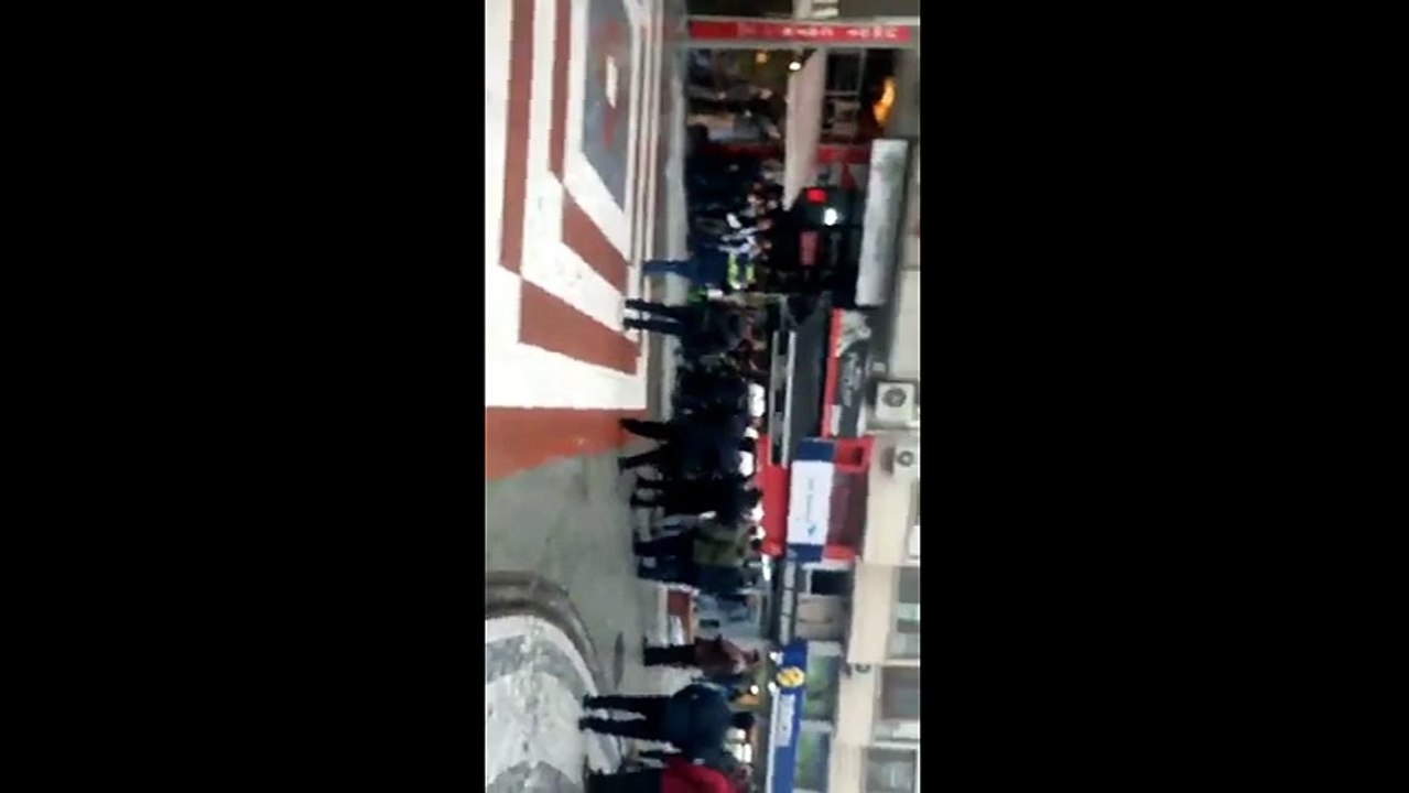 Kadıköy'de, HDP milletvekillerinin gözaltına alınmasını protesto eden gruba polis müdahalesi