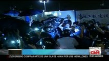 Hong Kong: la policía golpea a un manifestante