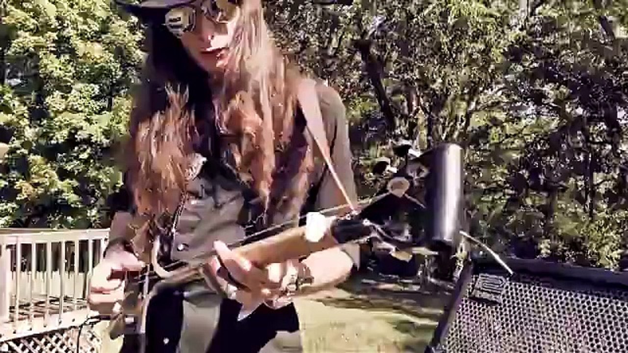 Gitar virtüözü, kürekten gitar yaptı