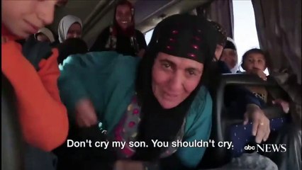 Irak askeri, Musul'da IŞİD'den kurtarılan annesi ile karşılaşınca...