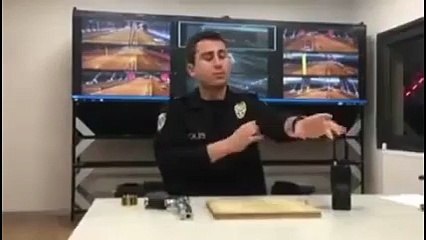 Nusret&#39;in et sunum tarzında silahını sunan polis