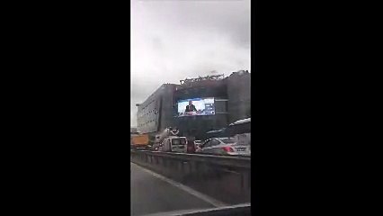 Erdoğan&#39;ın konuşması AVM&#39;nin dev ekranından yayınlandı