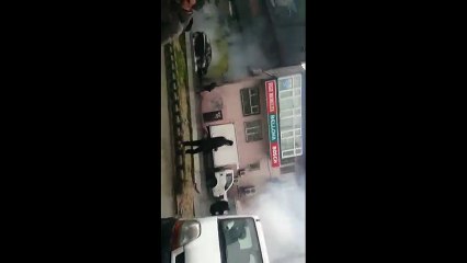 Esenyurt&#39;ta HDP&#39;li vekillerin gözaltına alınması protestosuna polis müdahalesi