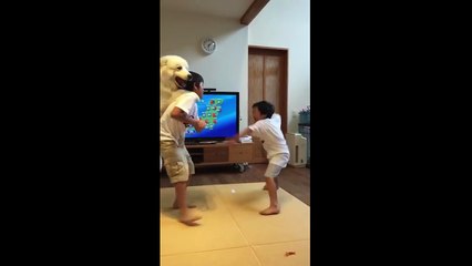 Kavga eden kardeşlere evin köpeği müdahale etti