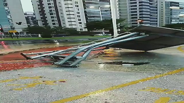 Táxi derruba ponto de ônibus na Orla de Camburi