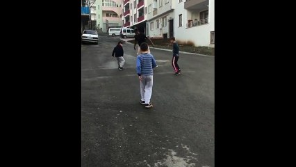 Onazi sokakta çocuklarla futbol oynadı