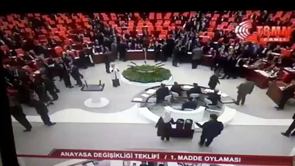 HDP&#39;liler TBMM Başkanı&#39;nın oylamaya  çağırdığı vekiller için bağırdı: Cezaevinde!