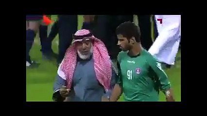 Annesine küfrettiler, babasının ayaklarına kapandı!