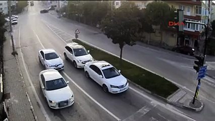 Ölümün teğet geçtiği trafik kazaları MOBESE kameralarına yansıdı