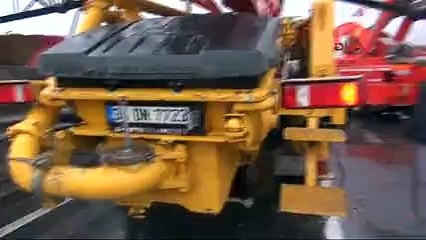 D-100'e vinç devrildi; yol trafiğe kapandı