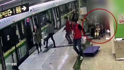 Metroya binebilmek için bebeğini kapıya sıkıştırdı!