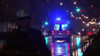 下载视频: Kırmızı ışıkta geçen otomobil polis otosuna çarptı; 3 yaralı