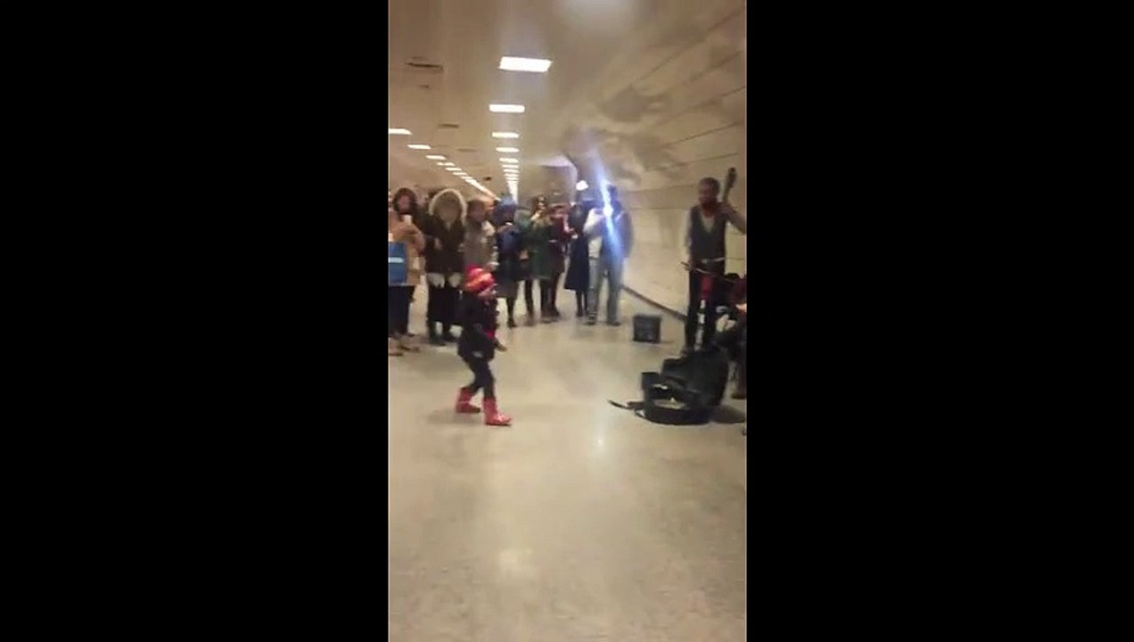 Minik orkestra şefi sokak müzisyenlerini yönetti