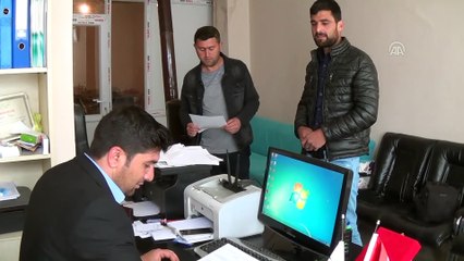 Babasından aldığı bayrağı teröre inat dalgalandırıyor - VAN