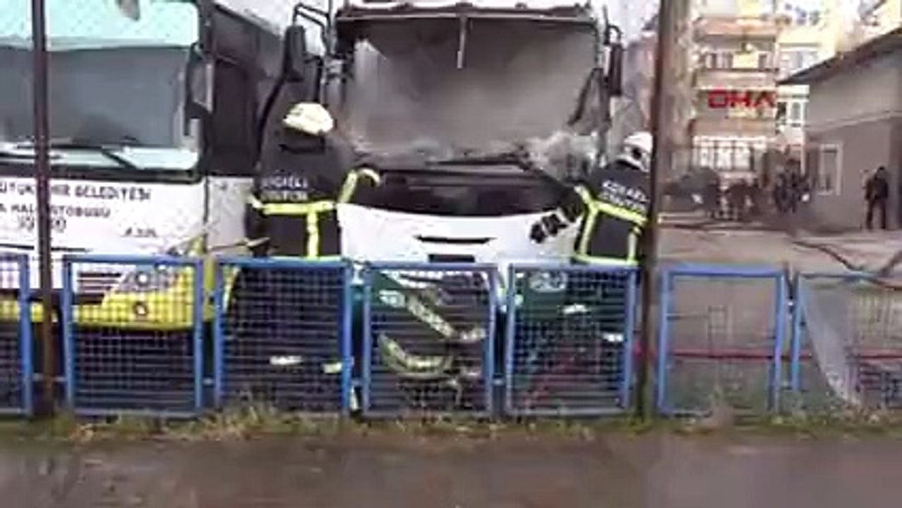 Park halindeki 2 otobüs alev alev yandı