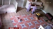 2 yaşındaki çocuk ikiz kardeşini dolabın altından böyle kurtardı