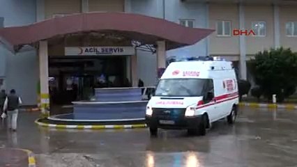 Kaza tutanağı tutan 2 trafik polisi ve vatandaşa otomobil çarptı