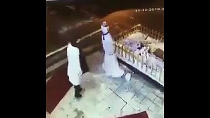 Tekmelerle yere indirdiği kardan adamın gazabına uğradı