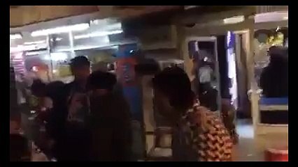 İzmir&#39;de 3. terörist sandıkları vatandaşı öldüresiye dövdüler!