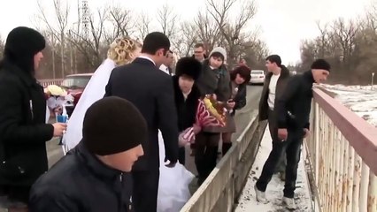 Gelin çiçeğini atmak için köprüye gelen çift hayat kurtardı!