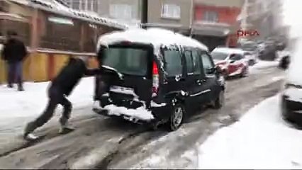 İstanbul&#39;un caddeleri buz pistine döndü!