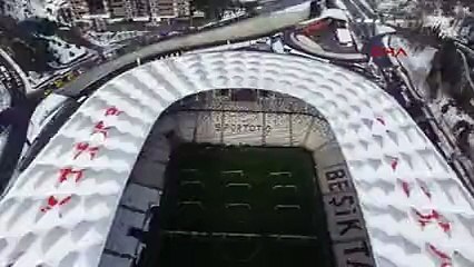 Vodafone Arena&#39;nın çatısında biriken kar temizleniyor