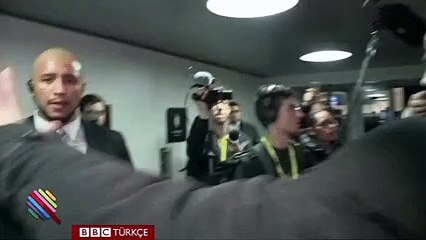 Le Pen&#39;e soru sormaya çalışırken yaka paça dışarı atılan gazeteci: Basın özgürlüğüne ne oldu?