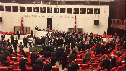 TBMM&#39;de kadın milletvekilleri arasında arbede çıktı; Pervin Buldan yere düştü Şafak Pavey&#39;in protezi çıktı