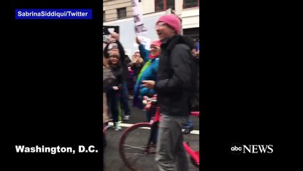 Trump karşıtı protestolara, eski Dışişleri Bakanı Kerry köpeğiyle katıldı