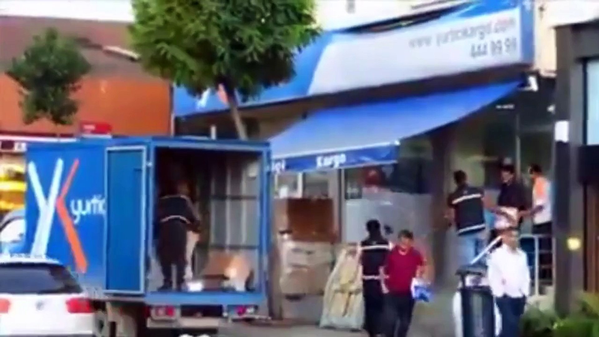 paketlere tekme atip firlatan yurtici kargo calisanlari kamerada dailymotion video