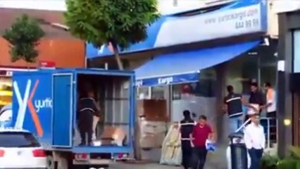 Paketlere tekme atıp, fırlatan Yurtiçi Kargo çalışanları kamerada!