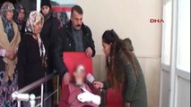 Yaşlı kadın komşuları tarafından dövüldü