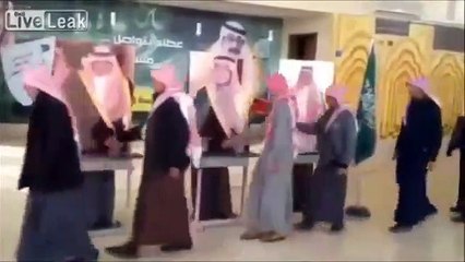 Kraliyet ailesinin posterleriyle bayramlaştılar