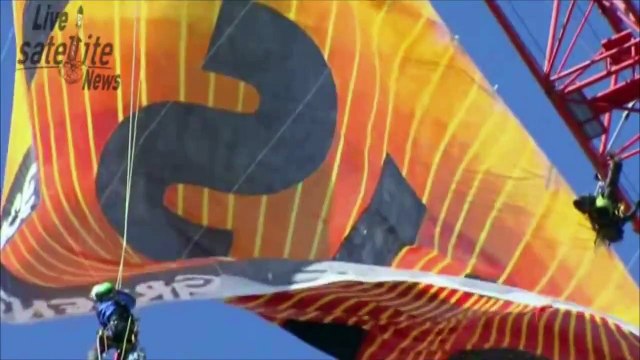 Trump protestocuları, Beyaz Saray yakınlarında vince çıkarak pankart astı