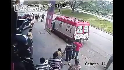 Metrelerce savrulan lastik, yürüyen adama böyle çarptı!