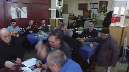 Kadınlardan sonra erkekler de söyledi: Dolana, ay dolana; bir oyum var vereyim, &#39;Hayır&#39;lı olana