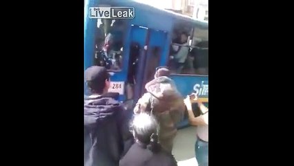 Soyduğu otobüsten kaçarken kapıya sıkıştı