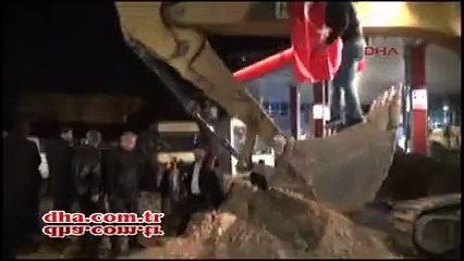 "Biz 15 Temmuz&#39;da da tankların önüne yattık" diyerek iş makinelerinin önüne atladılar!