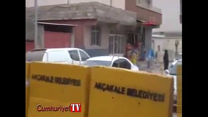 Akçakale&#39;de terör saldırısı önlemi; yollar beton bariyerlerle kesildi!